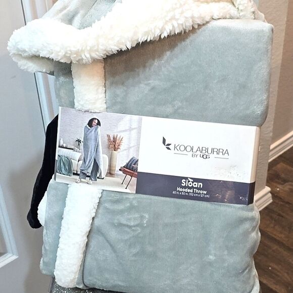 Koolaburra By Ugg Sloan Hooded Throw Blanket - Picture 3 of 5